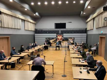 Październikowa Sesja Rady Miejskiej w Strumieniu w sali widowiskowej Miejsko-Gminnego Ośrodka Kultury w Strumieniu